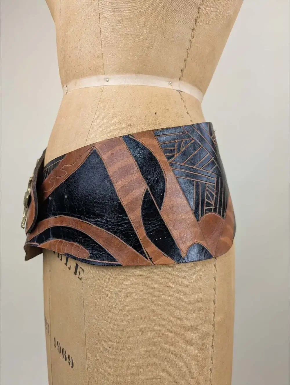 1980's black and brown leather statement belt lizard buckle